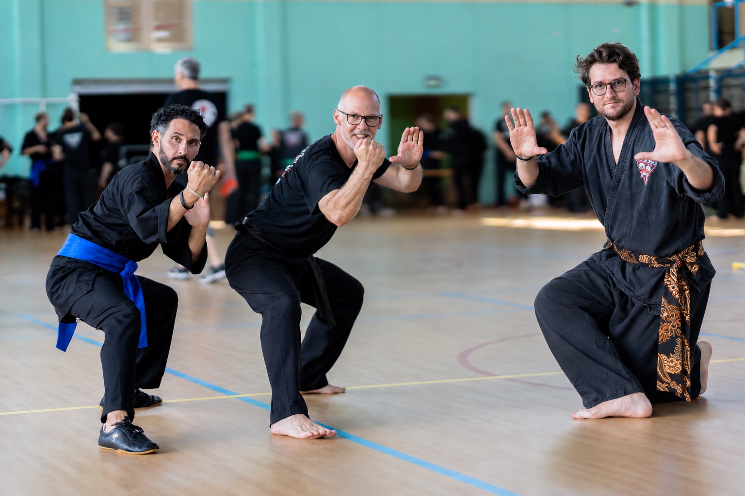 Pratiquants de Penchak Silat en position martiale